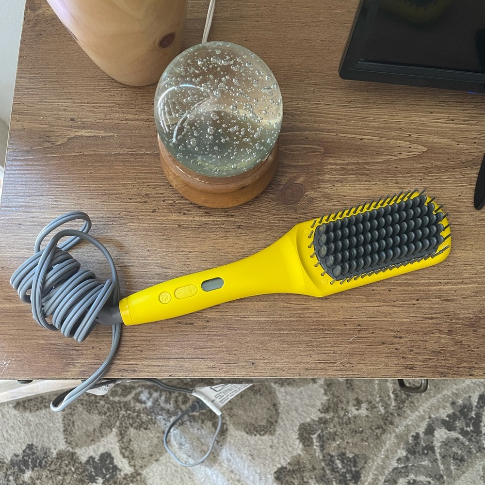 Dry bar heated straightening brush !